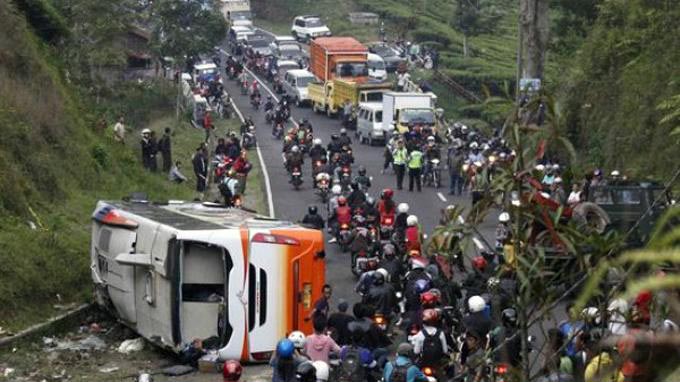 27 Tewas setelah Bus Wisata Terguling di Tanjakan Emen